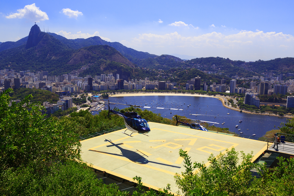 Helicóptero pousa em heliponto no Rio de Janeiro