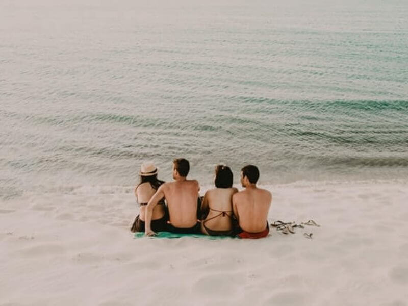 quatro pessoas sentadas na água em Jericoacoara