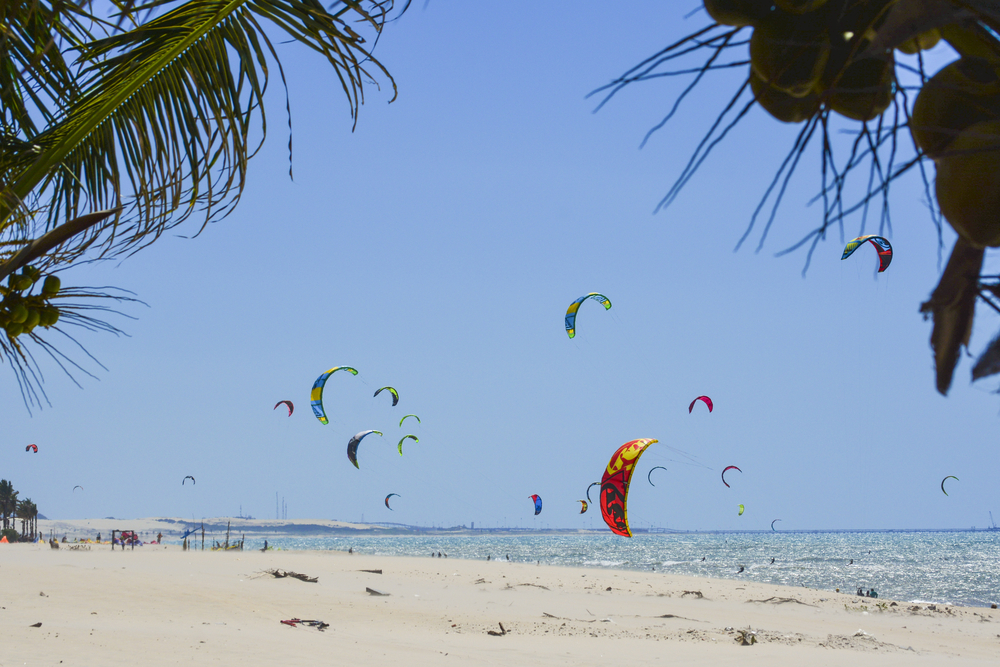 Paragliders na Praia de Cumbuco em Fortaleza
