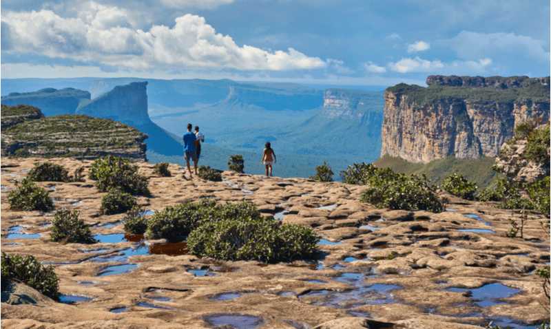 Pessoas fazendo trilha e turismo em montanhas da chapada. Imagem disponível em Shutterstock.