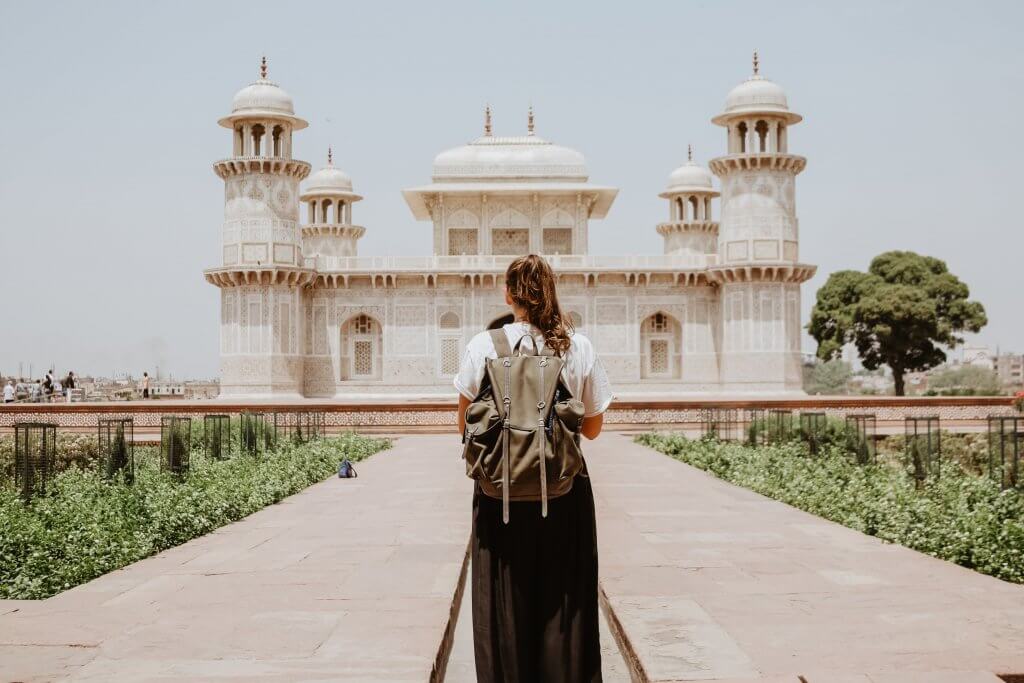 mulher e frente ao palácio de I’timād-ud-Daulah, Agra, India