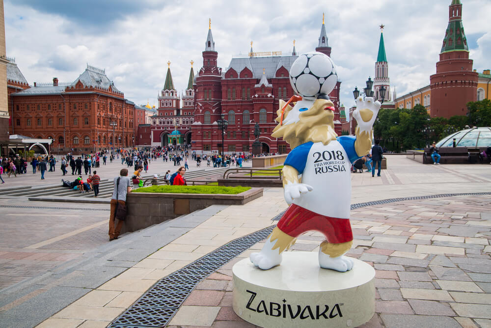 Mascote da copa em praça pública na Rússia
