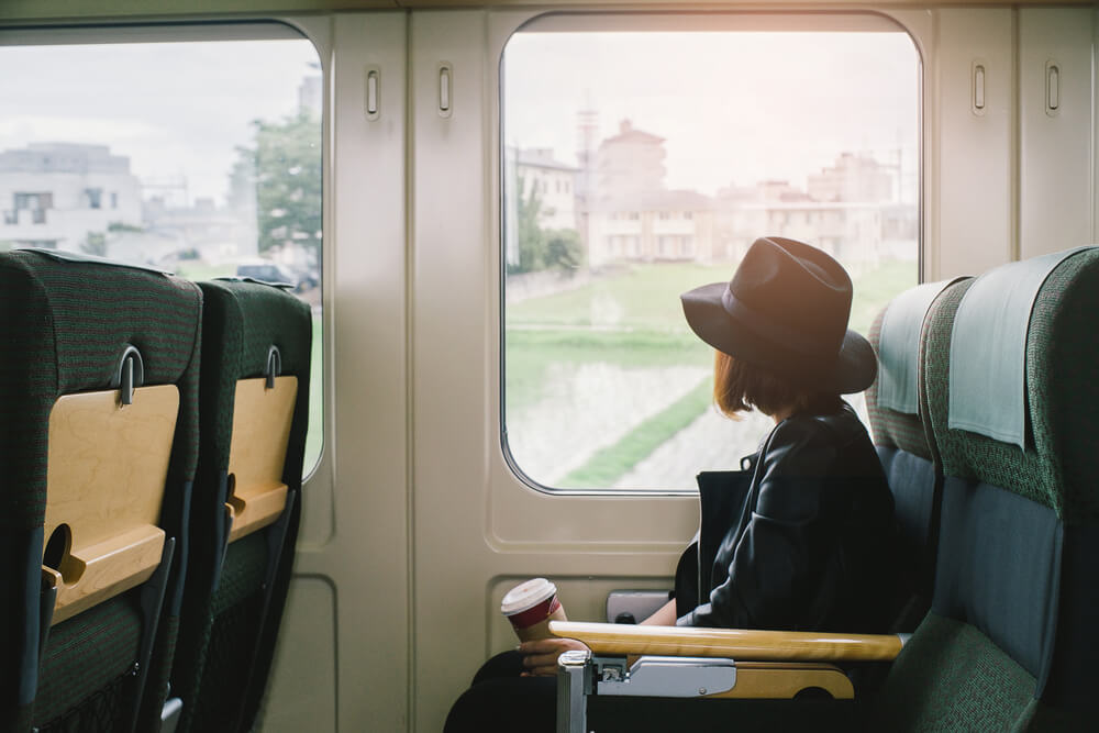 Turista olha janela em viagem de trem