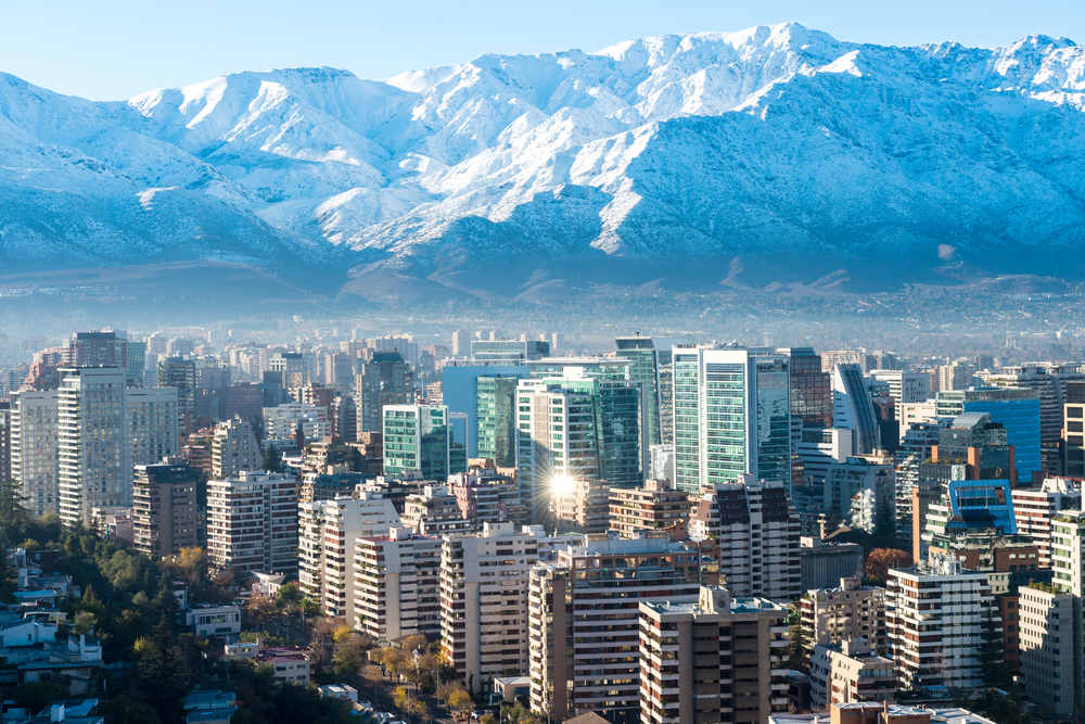 Cordilheira dos Andes ao fundo de Santiago do Chile