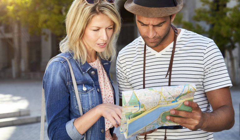 Turistas perdidos usam mapa