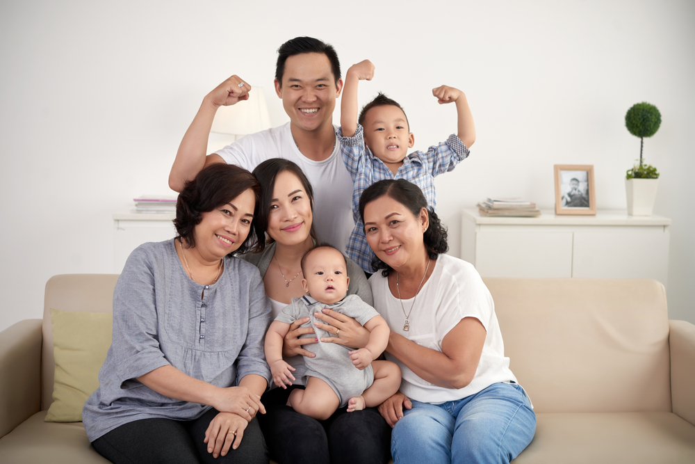 Família completa de asiáticos