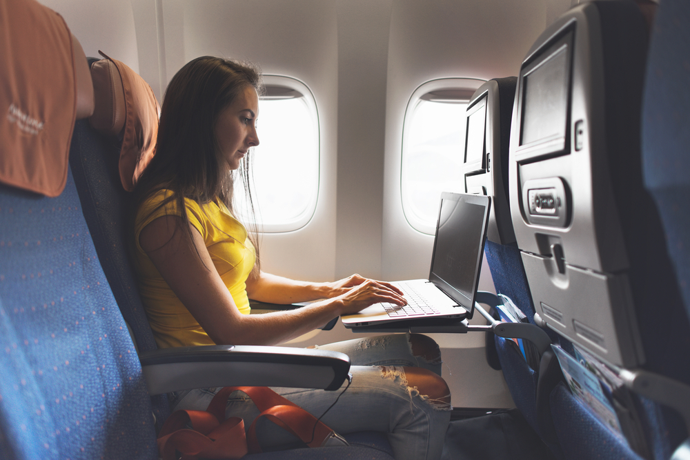 Passageira usa computador em voo
