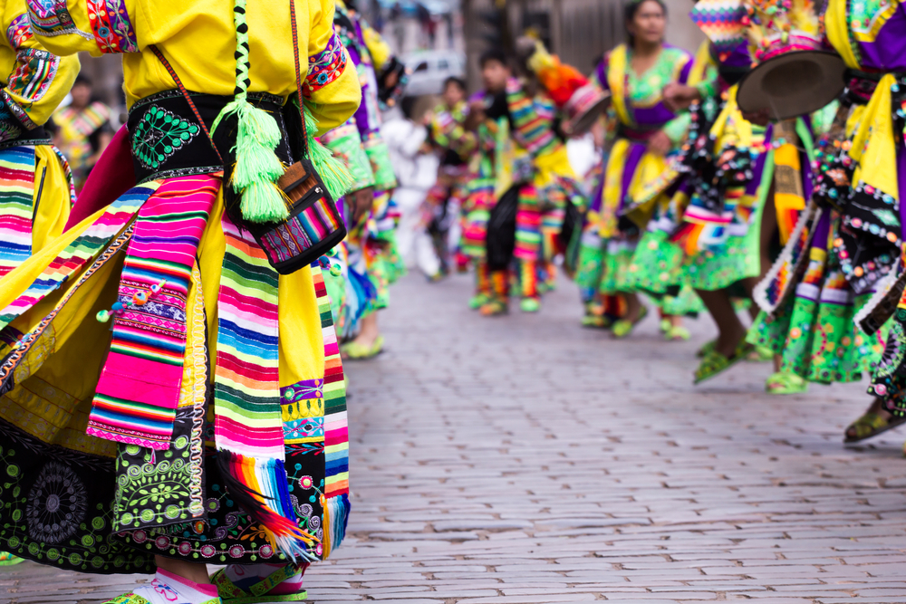 Desfile festivo pelas ruas do Peru