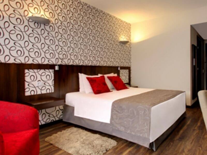 quarto com cama king size no Quality Hotel Curitiba