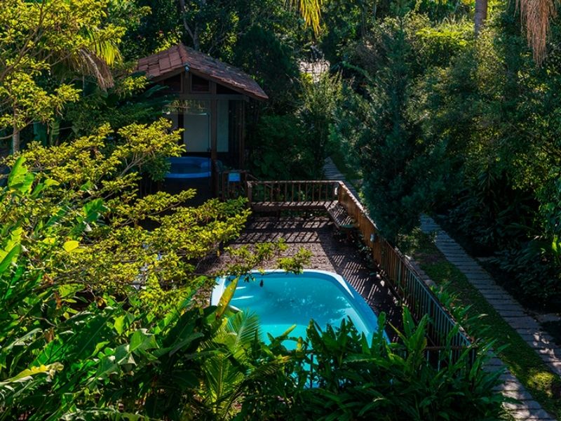 Vista da vegetação e piscina do Hotel Natur Campeche