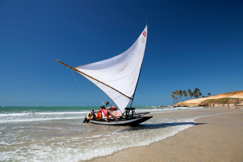 Passeio de barco com turistas em Fortaleza