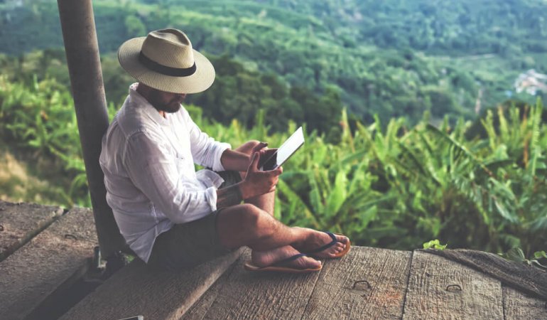 Turista navega com tablet em viagem de baixa temporada