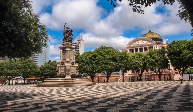 Praça pública no centro histórico de Manaus