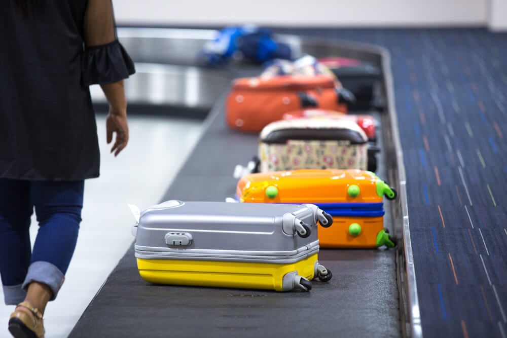 Esteira de malas de viagem em aeroporto