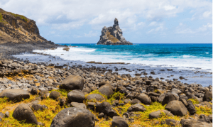 Imagem das pedras e do mar na praia do Atalaia em Fernando de Noronha 