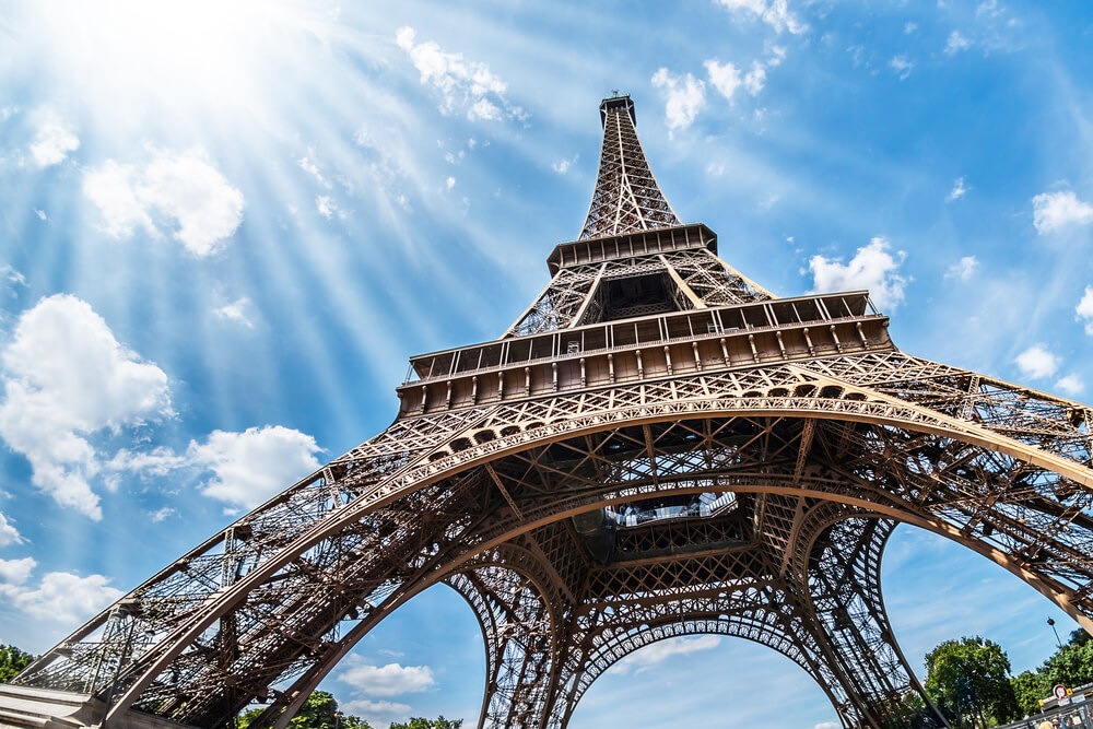 Vista da base da torre Eiffel em Paris