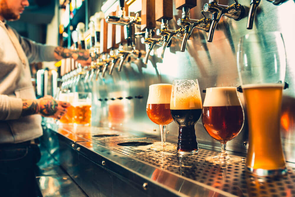Bar oferece diversas cervejas para os clientes