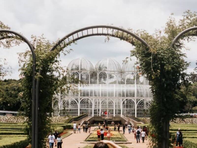 vista de fonte e dos jardins em Curitiba, com arcos floridos
