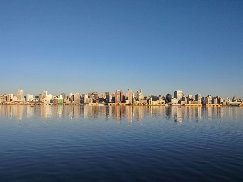 vista da cidade de Porto Alegre refletindo na água