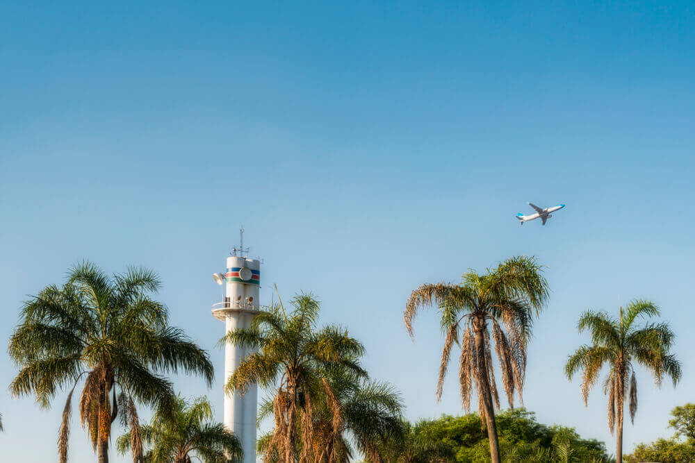 Avião decolando em aeroporto