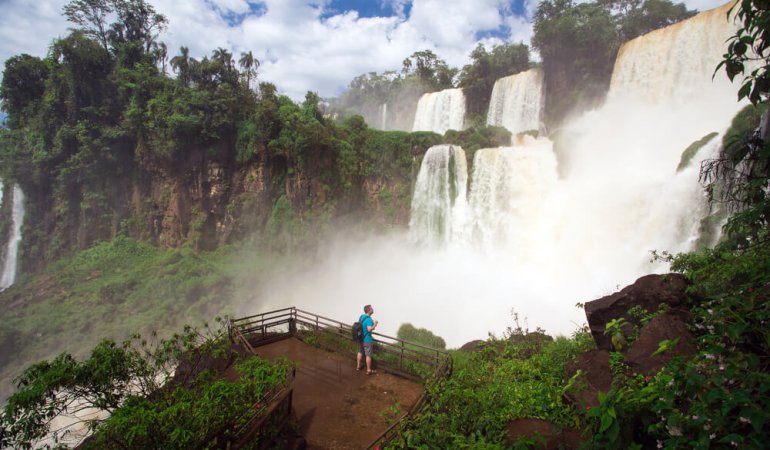 Turista se encanta com cachoeira de Foz do Iguaçu