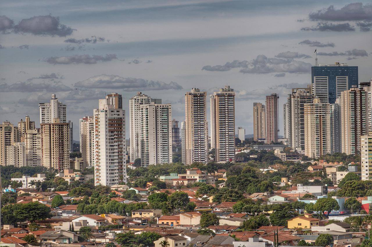 vista da cidade de Goiânia com o tempo parcialmente nublado