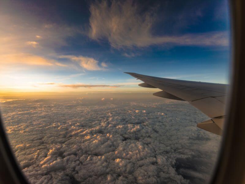 vista das nuvens da janela de um avião 