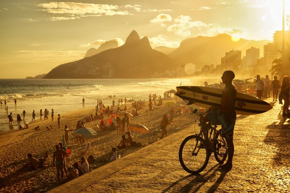 Por do sol na praia de Copacabana lotada, no Rio de Janeiro