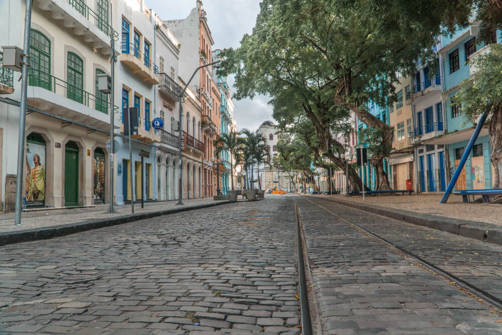 Rua de pedra e trilha do bondinho em Recife