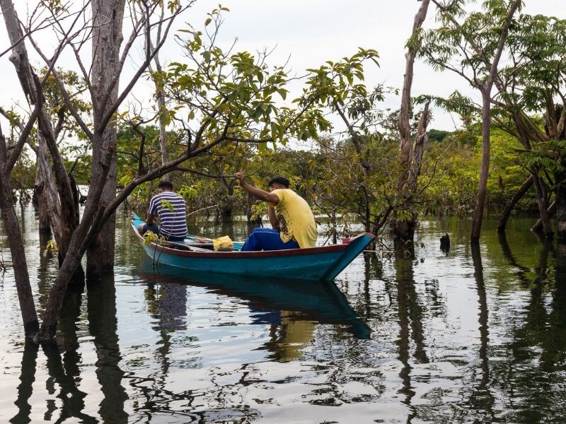 Pessoas de canoa em água na Floresta Nacional dos Tapajós