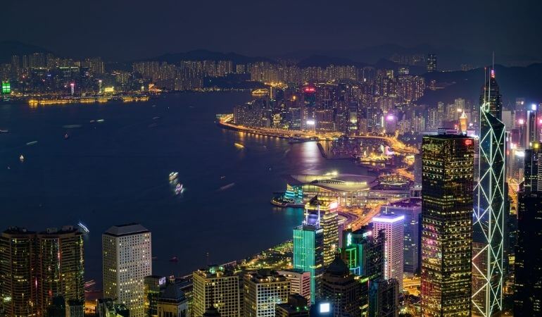 Vista aérea da cidade de Honk Kong - dá para ver os prédios e o oceano