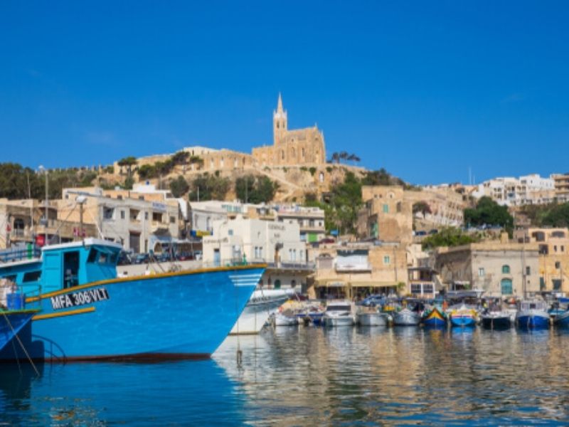Cidade de Malta vista à distância. 