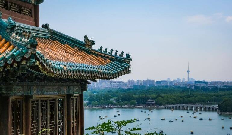 vista de um templo de Pequim e uma lagoa além dele