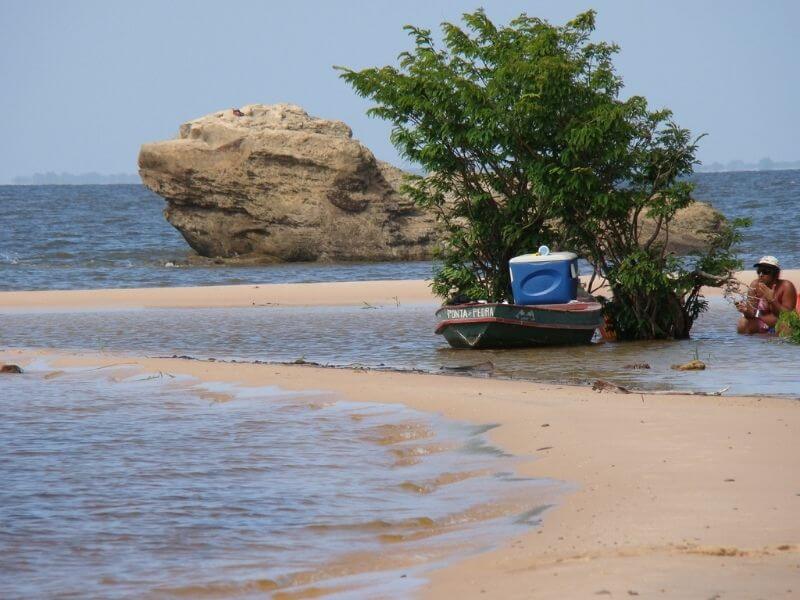 Água da praia na areia na Praia de Ponta das Pedras em Santarém, no Pará