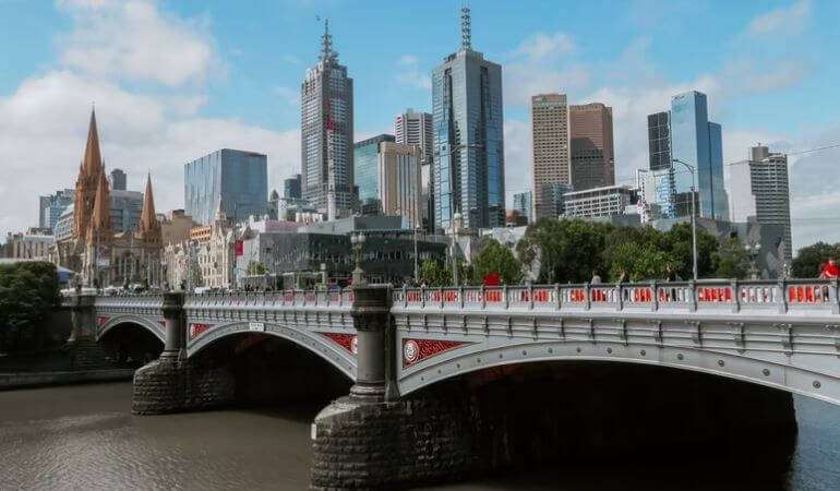 vista da ponte de Melbourne com a cidade ao fundo