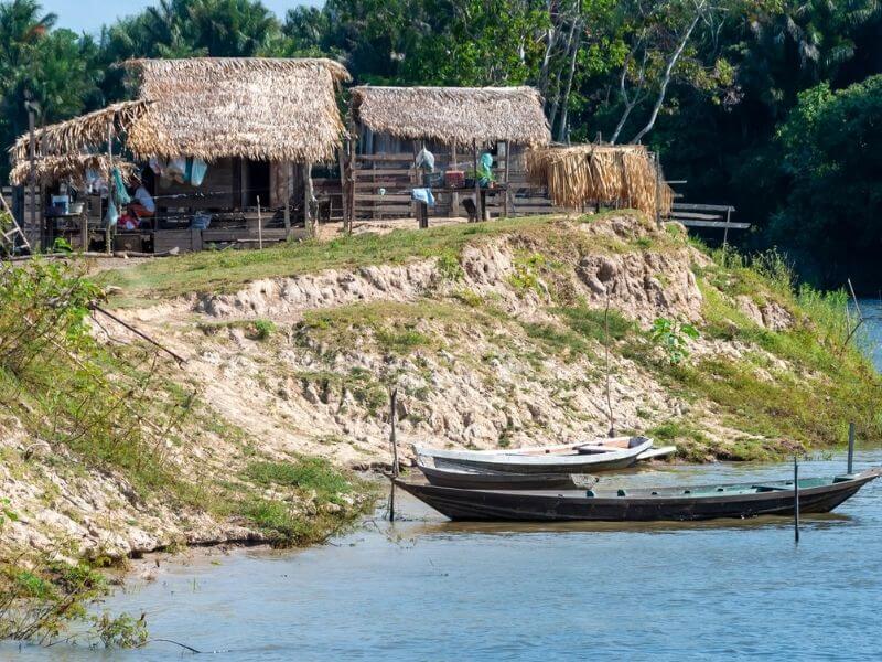 canoa na beira do rio Tapajós, a frente de uma pequena vila