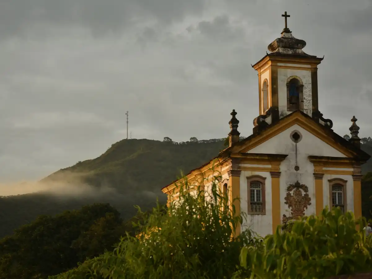 Imagem capela de Ouro Preto, MG. Ideia de lugares para viajar sozinho.