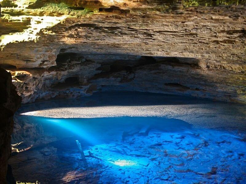 Lagoa em gruta na Chapada Diamantina