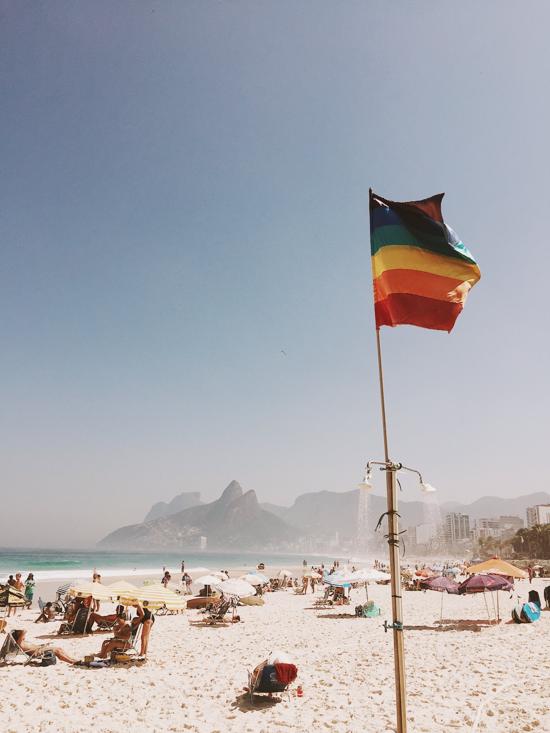 Praia no Rio de Janeiro com bandeira LGBTQ