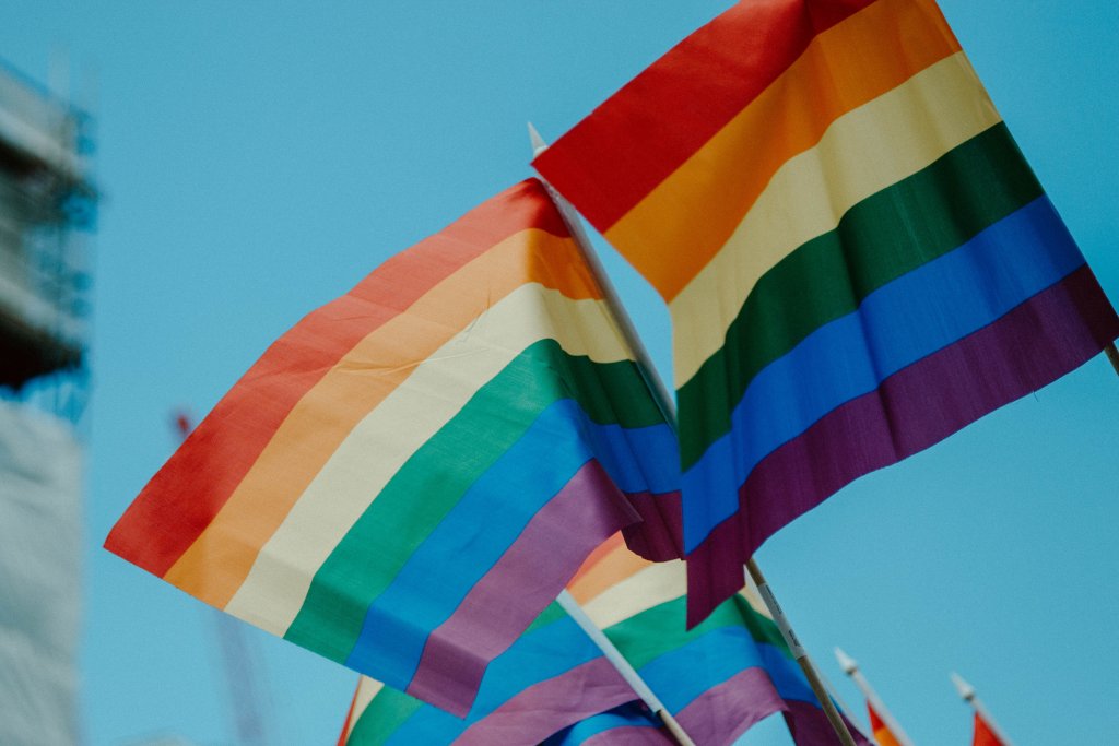 Bandeiras LGBTQIA+ de arco-íris