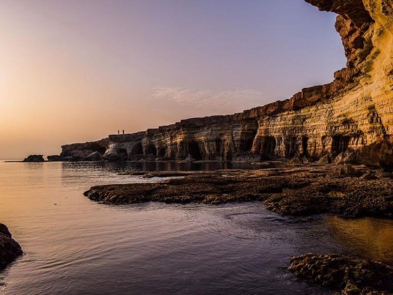 beira da água e formações rochosas em Chipre