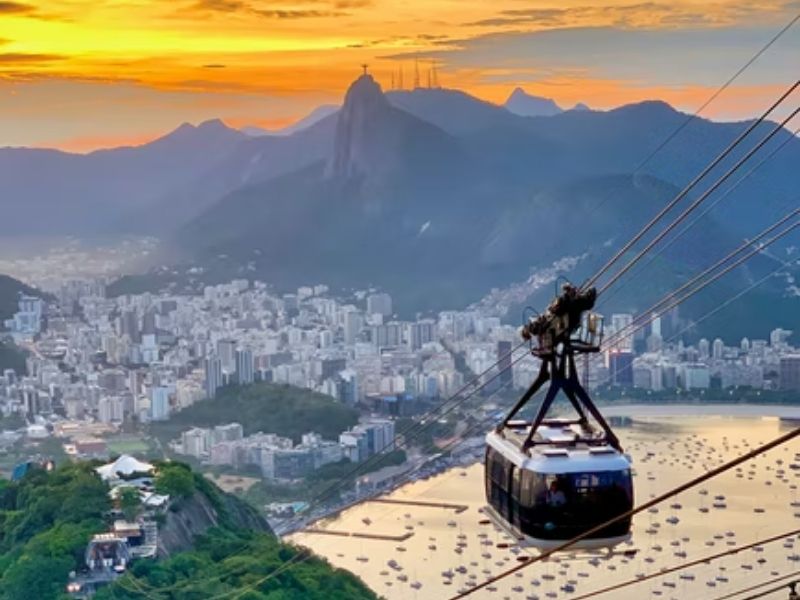 bondinho vendo a cidade toda do Rio de Janeiro por cima