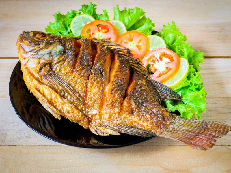 peixe servido em um prato, comida ilustrando onde comer em Foz