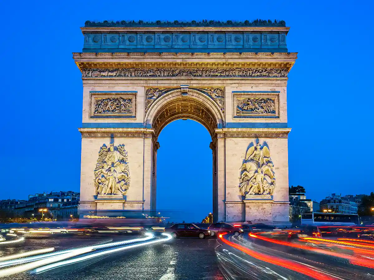 Arco do Triunfo, opção para visitar ao comprar uma passagem aérea para Paris.