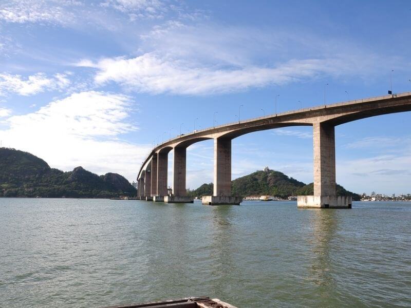 ponte sobre águas de Vitória