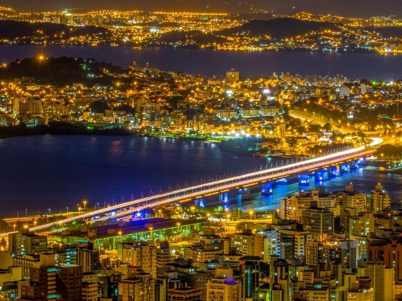 Vista aérea da cidade de Florianópolis a noite