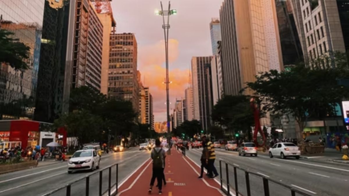 ruas de São Paulo com prédios ao redor
