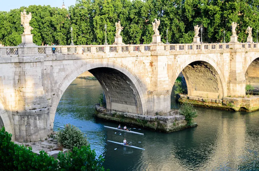 barcos no Rio Tibre - roma