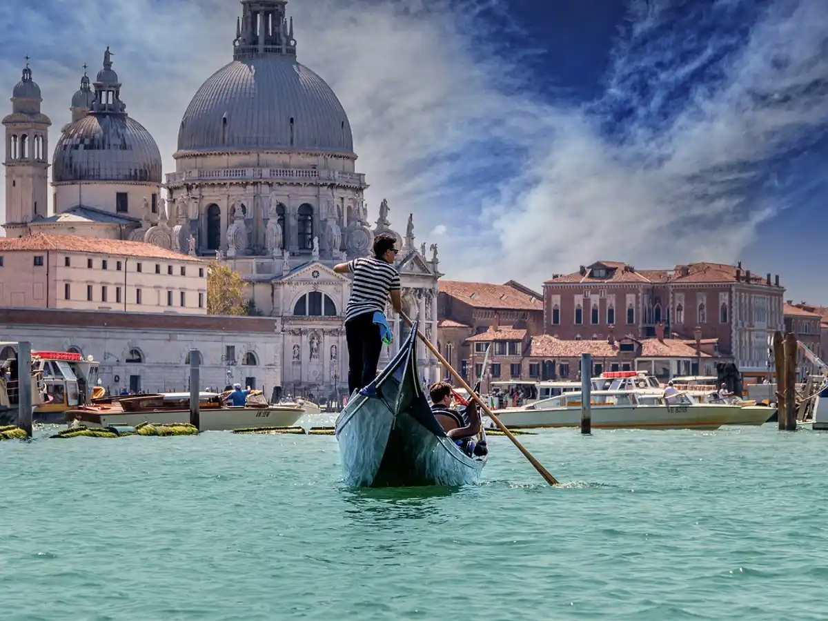 Passeio de gôndola em Veneza, Itália.