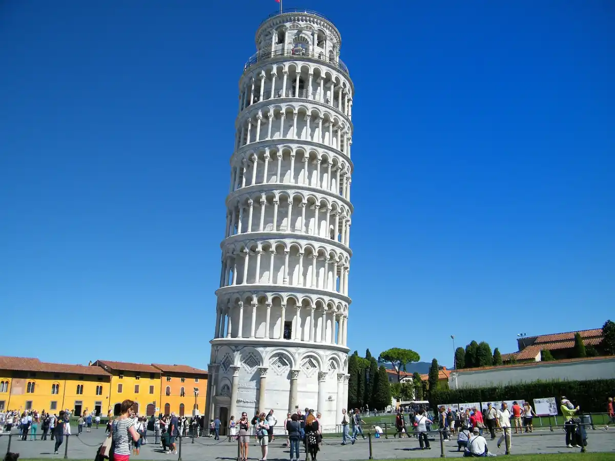 Torre de Pisa, localizada na cidade de Pisa, na Itália.